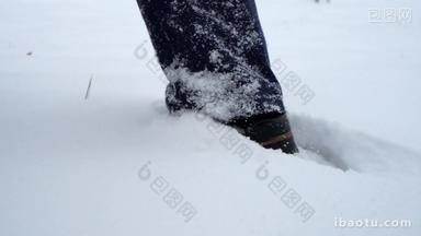 雪中行走的人脚步特写镜头